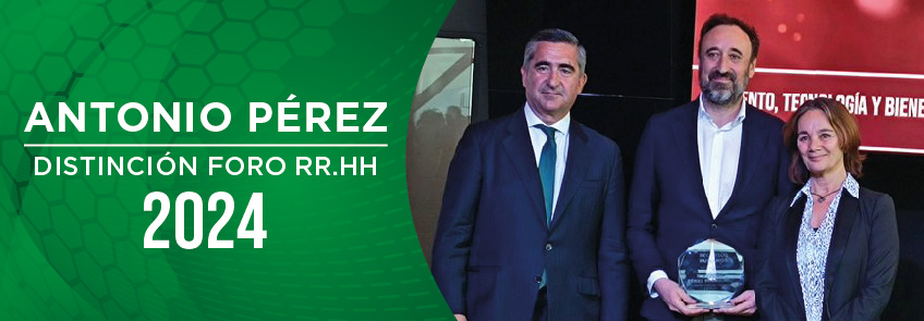 Distinción a Antonio Pérez en el encuentro anual Foro Recursos Humanos en la Torre Azca de Madrid